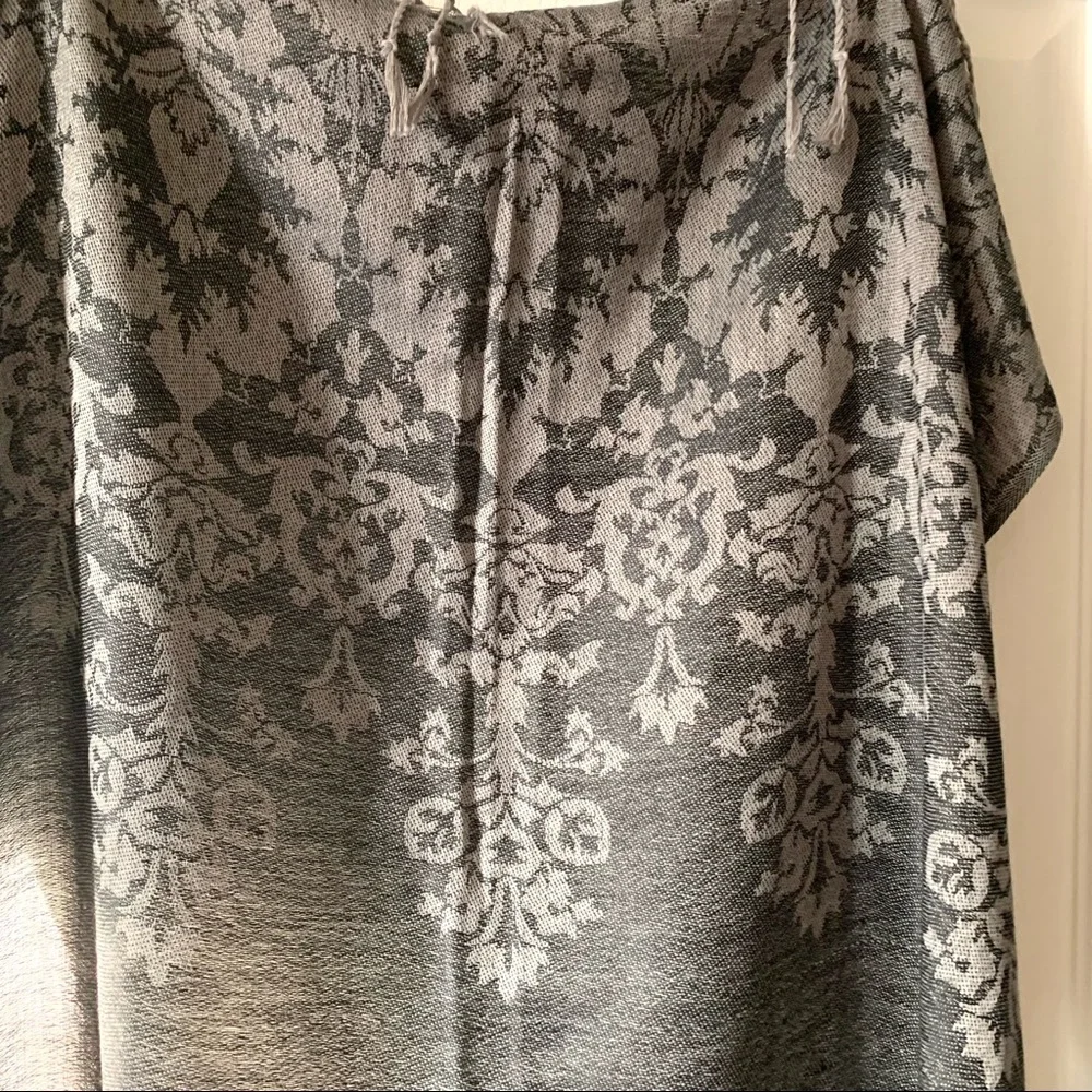 SCARF WRAP REVERSIBLE, NWOT PASHMINA, BEAUTIFUL DRESS/CASUAL